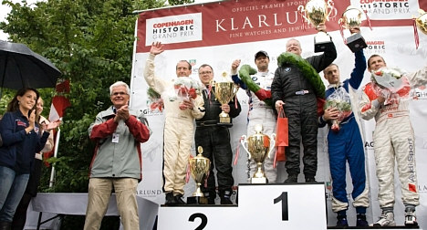 Den tredobbelte verdensmester i standardvognsracing, britiske Andy Priaulx sammen med Jan Heiselberg øverst på præmieskammelen i Pro-Am kategorien under Copenhagen Historic Grand Prix. Løbets nr. 2 (tv) var Jackie Oliver og Tommy Kjehr og nr. 3 (th) Jan Bech Andersen og Tom Kristensen. Til venstre for podiet: HKH Prinsesse Marie, som forestod præmieoverrækkelsen, og præsidenten for Dansk Automobil Sports Union, C. C. Hansen.
